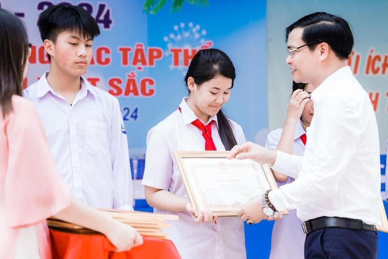 Ông Nguyễn Đức Lượng- Phó Trưởng phòng GD và ĐT Huyện Thanh Oai trao thưởng cho các em học sinh 