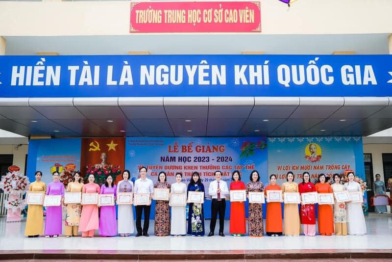 Thầy Đoàn Việt Dũng- Huyện uỷ viên- Trưởng phòng GD và ĐT Huyện Thanh Oai trao thưởng cho các thầy cô giáo